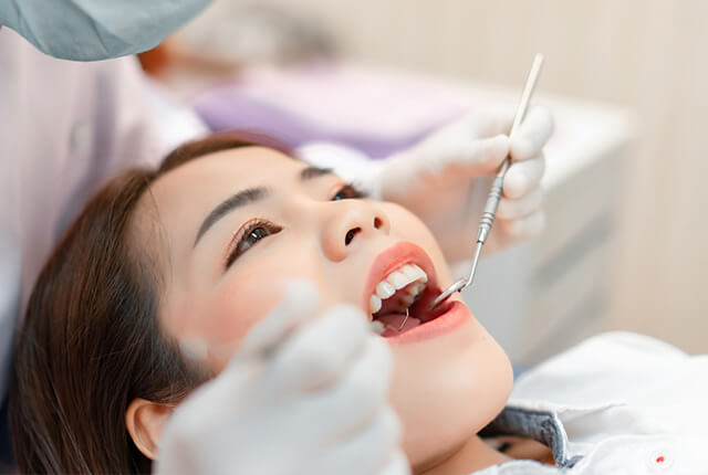 歯の治療を受けている女性