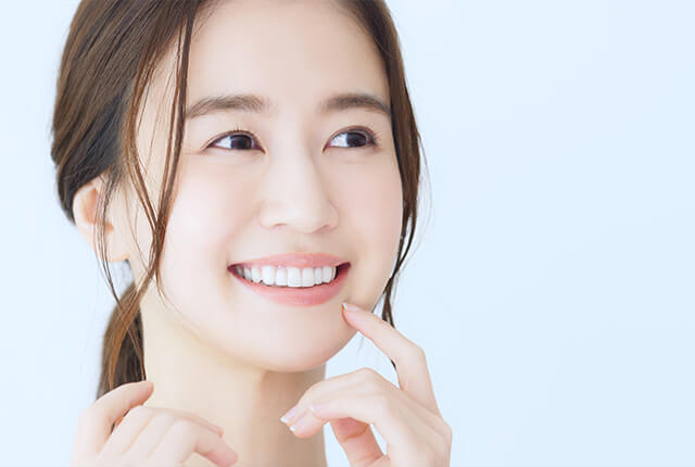 白い歯を見せ微笑んでいる女性